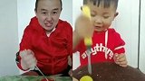 趣事精选，宝贝你快点把气球扎破了