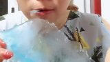 天气太热了，妹子直接从冰箱里取出冰块放在嘴里嚼，好凉爽！