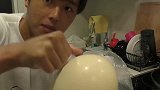小伙用鸵鸟蛋黄拌饭吃，真想问他味道还行吗