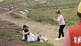 湖北枣阳：女子卧花草上拍照，景区保安循环提醒仍我行我素
