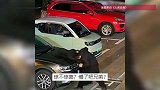 自投罗网！男子“拉车门”盗窃拉开民警的车，车门刚开扭头就跑