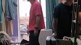 女生毕业离校东西太多，和室友叫来各自男朋友帮忙收拾