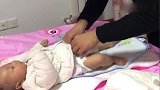 爸爸忙着工作多久未见宝宝，今天回家罚爸爸给宝宝换尿不湿！