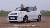 英超-1617赛季-阿森纳3铁卫挑战花式射门 谁能射进汽车天窗？-专题