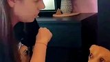 狗狗第一次见到主人的新女友