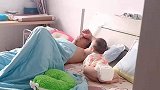 宝宝在旁边看着爸爸熟睡的样子