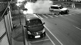 监控实拍！凌晨广东潮州一路段发生车祸 两车相撞受损严重