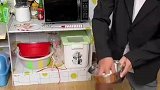 男子教你一招切豆腐,用羽毛球拍一个稳准狠,网友:你懂拍豆腐的