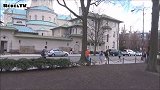 橙色衣服的小哥，正在向路人的背包上挂绳子，将会发生什么？