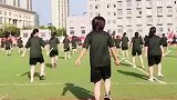 安徽六安一中学军训成果展示，姑娘们个个动作利落