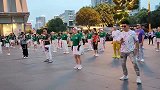 四川成都一男子跳广场舞，女士们吓得面红耳赤，背景音乐真好听