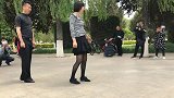 斌芳兄妹俩的精彩表演，吸引众多粉丝围观，掌声响起
