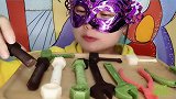妹子吃“工具巧克力”螺冒锤子和扳手创意甜点，味美香甜