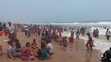 实拍印度的海滩，印度女人很多，穿着打扮偏保守！