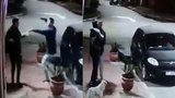 尴尬！男子深夜飞车抢劫路人 定睛一看竟是好友