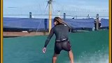男人冲浪有着惊人的天赋