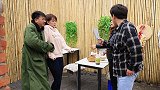 饭店告示板写错1个字，把小情侣吓够呛，太逗了