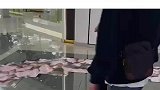商场遇上拟真河流，男子吓到鞋子掉了