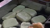 大叔街头卖“有馅”的馒头，切个缝塞上肉卖5块，食客边吃边点头