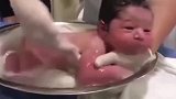 小婴儿洗澡这么可爱，那个表情真是快把我都要萌哭了