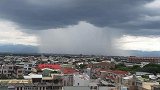 罕见！台湾嘉义出现“雨瀑”奇景 天空“破洞”大雨狂泄