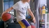 男孩站板凳上苦练控球