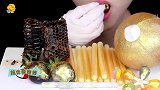 小姐姐吃的东西真上档次，全是金光闪闪的，味道会更好吗