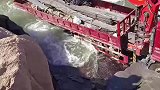 货车没救了，拉上来也是报废