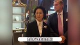 62岁何超琼出席晚宴，罕化淡妆皮肤白里透红，身形出众贵气逼人