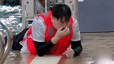 秦霄贤玩保龄球，师兄们可倒霉了，除栾云平都落水了！