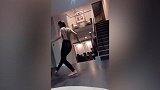 明明可以靠脸为何非要练球？美女在家练脚下技术气得嗷嗷叫