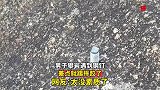 男子攀岩遇到钢钉，差点就踢摔跤了，太没素质了