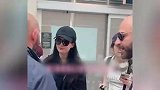37岁刘亦菲机场被偶遇，身形高挑好抢眼，素颜皮肤白到发光超美
