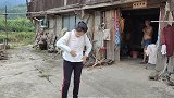 这淳朴的邻里乡情，只有在农村才看的到，温馨的画面，平淡而幸福