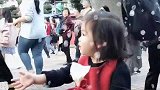 宝宝身边都是泡泡，她笑的好开心