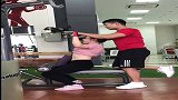 教练你可不能随便松手呀，女学员差点就起飞了