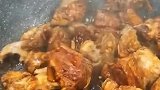 排骨配米饭，记得小时候超级爱吃排骨，现在更喜欢了
