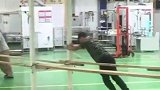 公司花好几万块，请人搬设备，人家一个冬瓜搞定