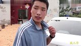 小伙修车只露个腿,美女以为肇事逃逸,结局太搞笑了