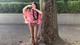 美女头发特别长，编成两个辫子，好看又有气质