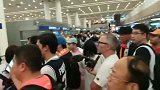 CBA-1718赛季-翘首为盼！数百疯狂球迷机场苦等寂寞大神-新闻