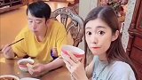 小伙被单位选为精英了，媳妇一脸懵逼，旁边公公的回复太扎心了