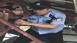 杭州民警因“人肉千斤顶”的照片走红 老婆心疼直骂：大笨蛋！