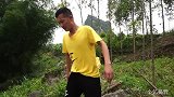第一场大洪水小伙跟“夺命”洪水抢鱼，捉到这条大货他说值了！