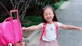 萌娃背着书包跳舞，真的好可爱呀