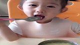 恬宝能独立吃饭了，好乖巧呀