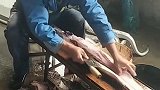 民间的手艺人，三刀搞定一条鳗鱼，这刀工真是太稳了！