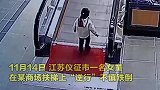 江苏一女童手指卡入电梯被刺穿哭声撕心裂肺让人心疼！
