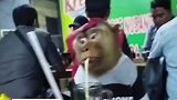男子外出吃宵夜，偶遇猴子在喝饮料满脸悲伤
