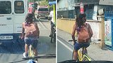 菲律宾：一女子头顶一瓶水“大撒把”骑自行车，平衡性令人惊讶